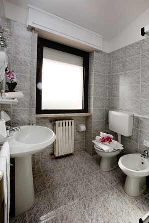 Shower, hair dryer, towels - Ganfo (Sirmione)