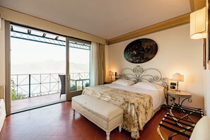 Camera doppia, vista lago | Copriletto in piuma, minibar, una cassaforte in camera