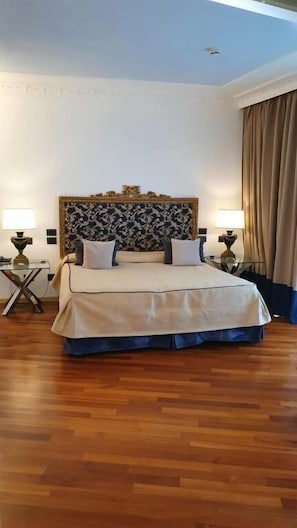 1 quarto, edredons de pluma, frigobar, cofres nos quartos