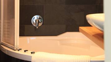 Luxury Double or Twin Room | Bathroom shower