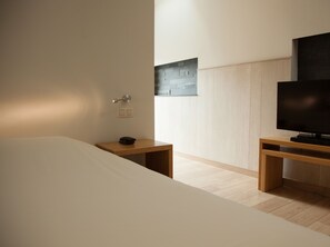 Quarto casal ou duplo básico | Cofres nos quartos, escrivaninha, quartos à prova de som, berços grátis