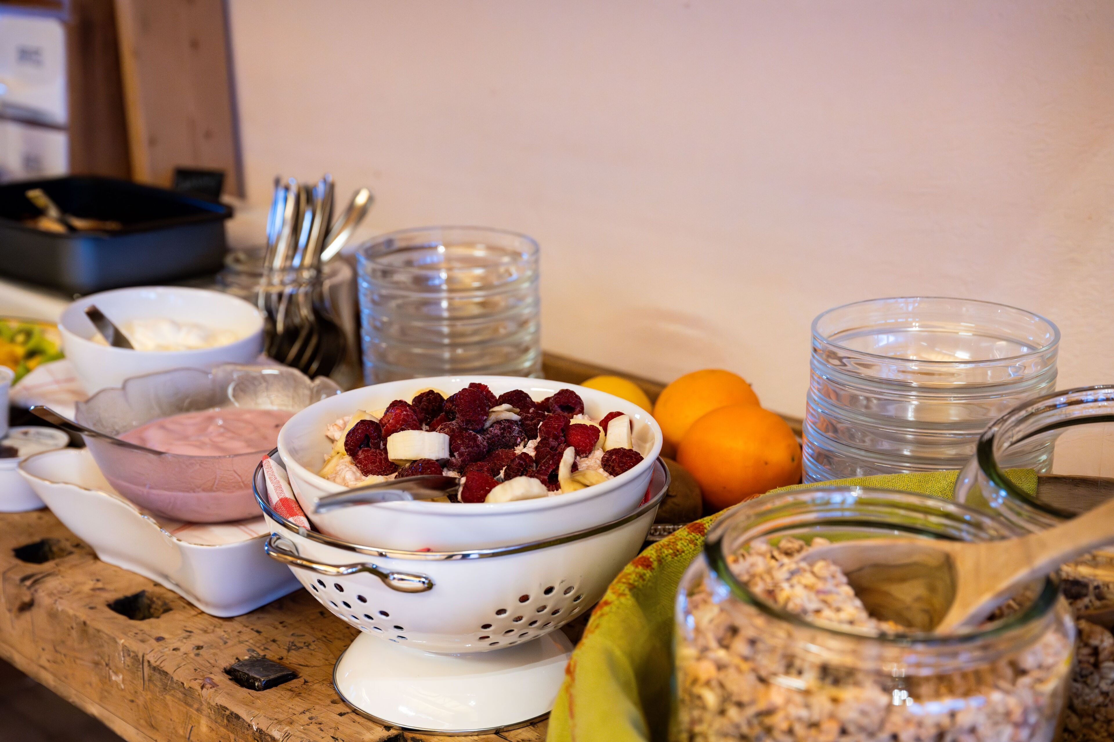 Un buffet de petit-déjeuner proposant une variété d’aliments et d’ustensiles.