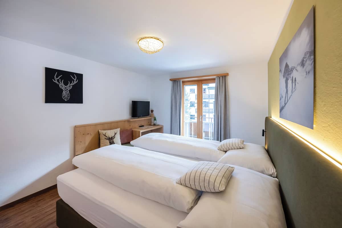 comfort double room, balcony | 1 bedroom, desk, free wifi, bed sheets