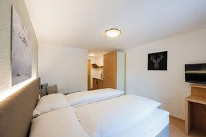 Habitación Confort doble, balcón | 1 dormitorio, escritorio, wifi gratis y ropa de cama