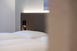 Quarto casal conforto, sacada | 1 quarto, escrivaninha, Wi-Fi de cortesia, roupa de cama