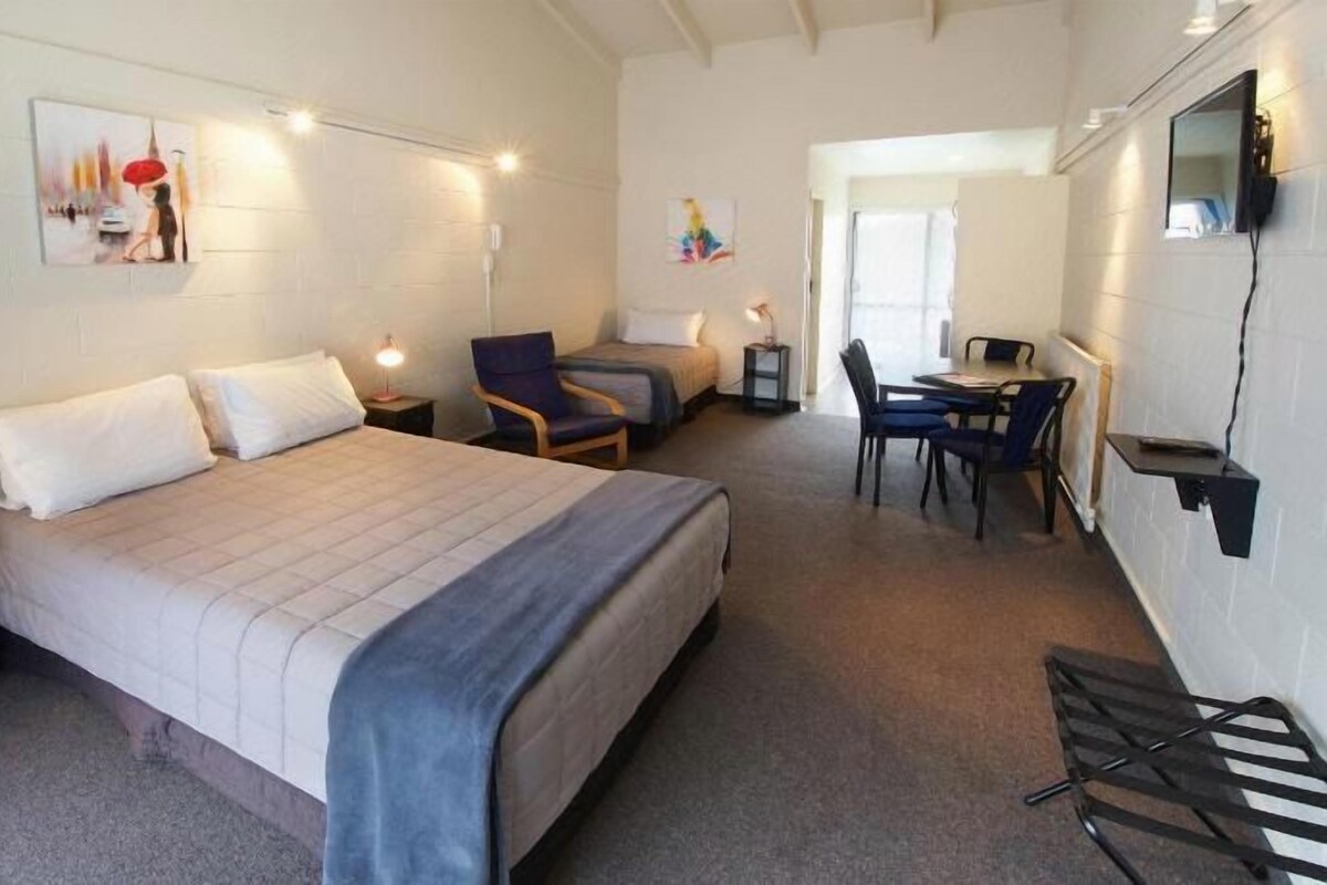 Blackout curtains, soundproofing, iron/ironing board, free WiFi