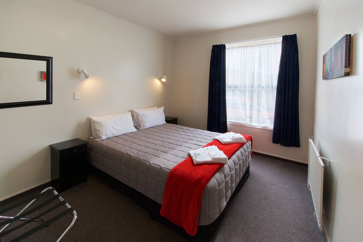 Blackout curtains, soundproofing, iron/ironing board, free WiFi