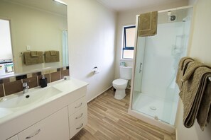 Dusche, kostenlose Toilettenartikel, Haartrockner, Handtücher
