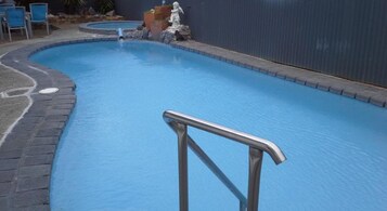 室内游泳池，2 室外游泳池