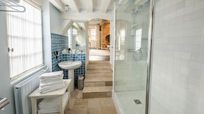 Familien-Suite | Badezimmer | Kostenlose Toilettenartikel, Haartrockner, Bademäntel, Handtücher