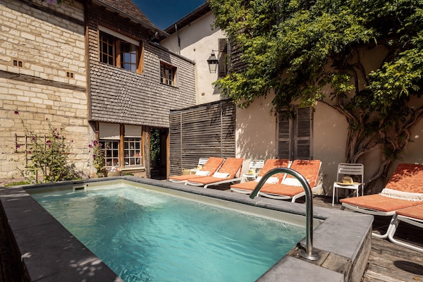 Piscine extérieure, chaises longues