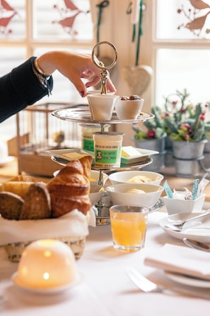 Daily continental breakfast (EUR 26 per person)