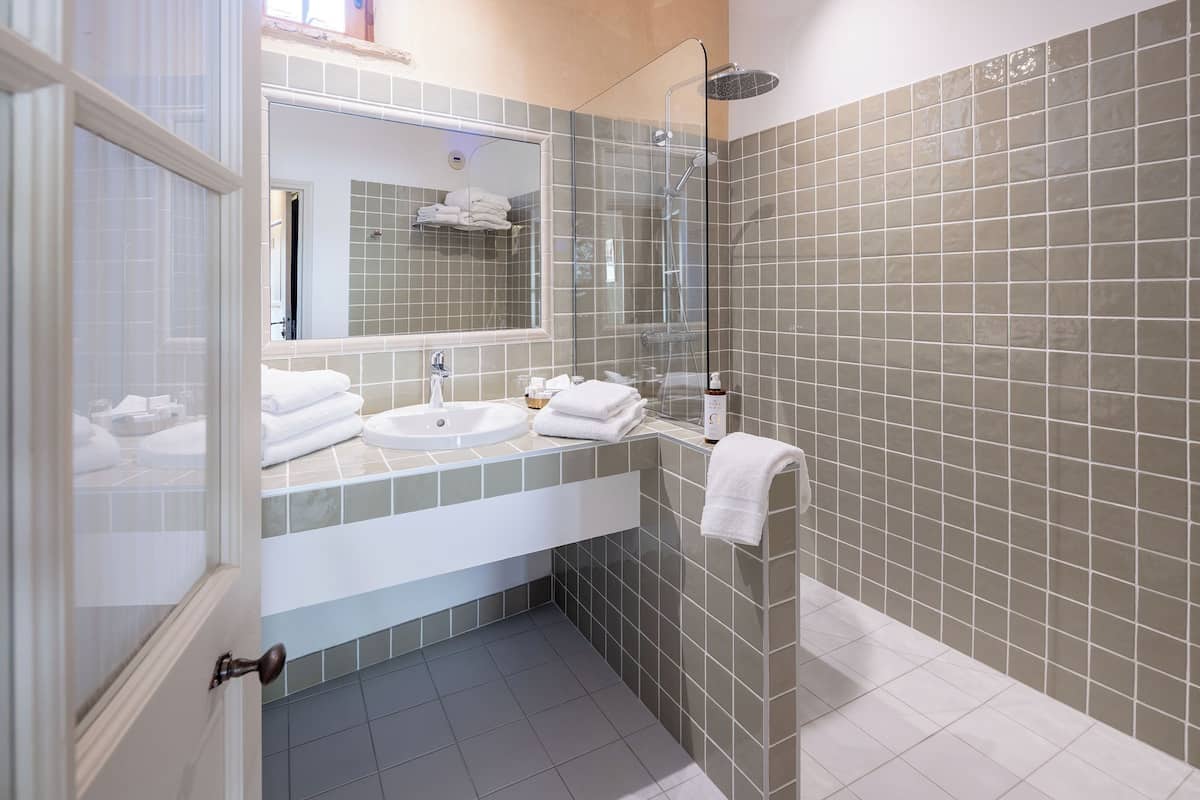 chambre deluxe | bathroom | hair dryer, bathrobes, towels, soap