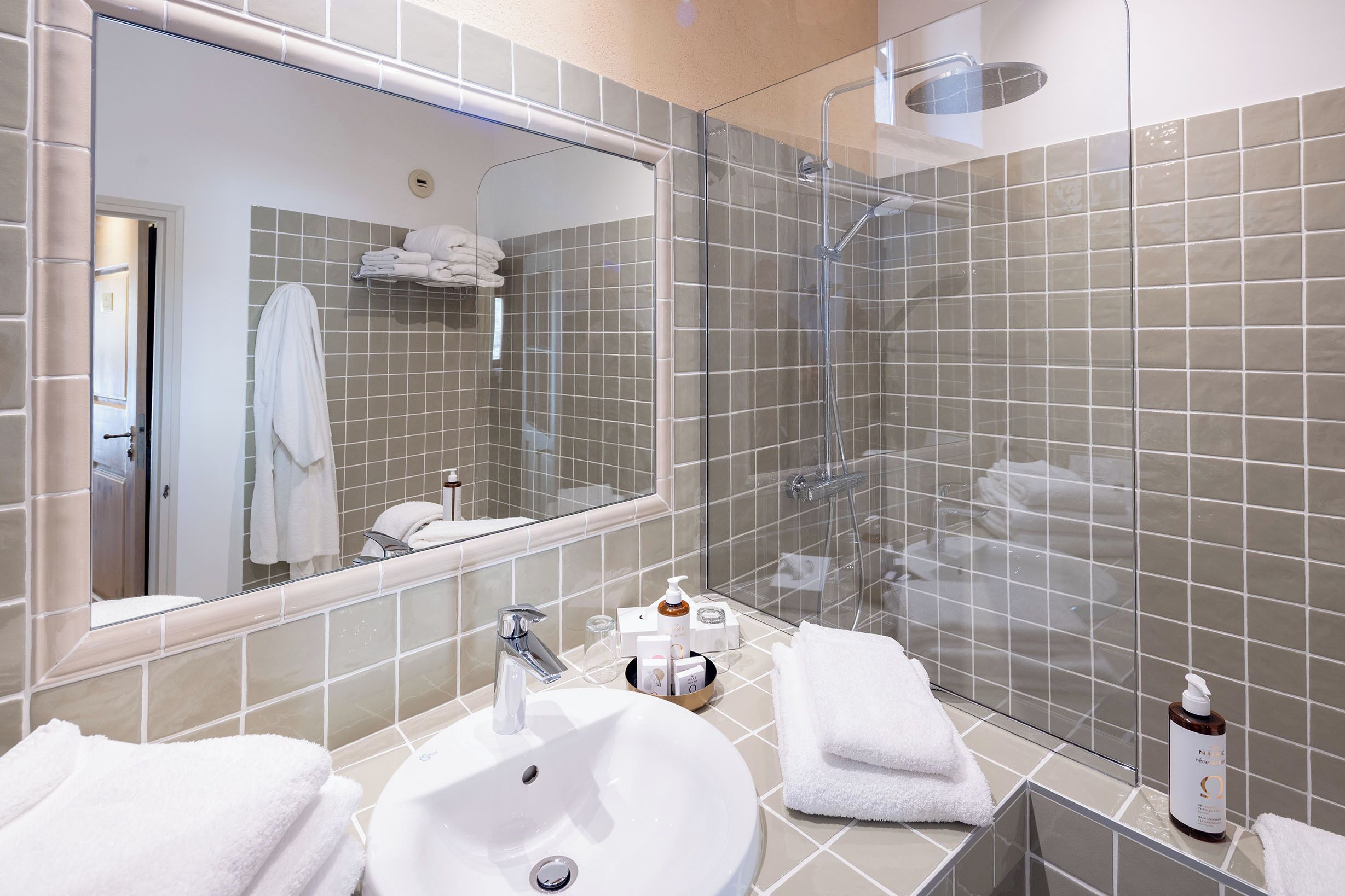 Chambre Grande Deluxe | Salle de bain | Sèche-cheveux, peignoirs, serviettes fournies, savon