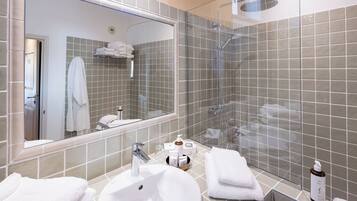 Chambre Grande Deluxe | Salle de bain | SĂšche-cheveux, peignoirs, serviettes fournies, savon