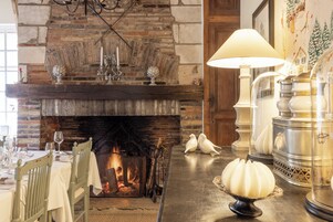 供应晚餐，法国菜，花园景观