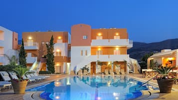 Εποχική εξωτερική πισίνα, ομπρέλες πισίνας, ξαπλώστρες