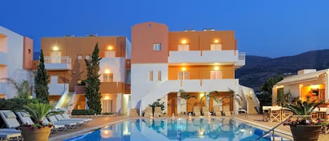 Seasonal outdoor pool, pool umbrellas, sun loungers
