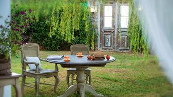 Daily cooked-to-order breakfast for a fee