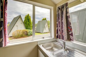 Fridge, microwave - Te Anau Lakeview Holiday Park & Motels (Te Anau)