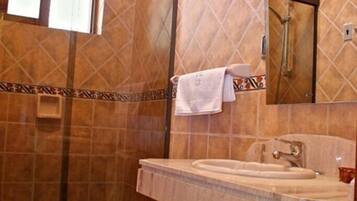 Een regendouche, designer toiletartikelen, een haardroger, handdoeken