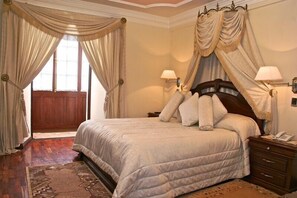 Junior Suite | Egyptian cotton sheets, premium bedding, down comforters, minibar - San Marino Royal Hotel (Sucre)