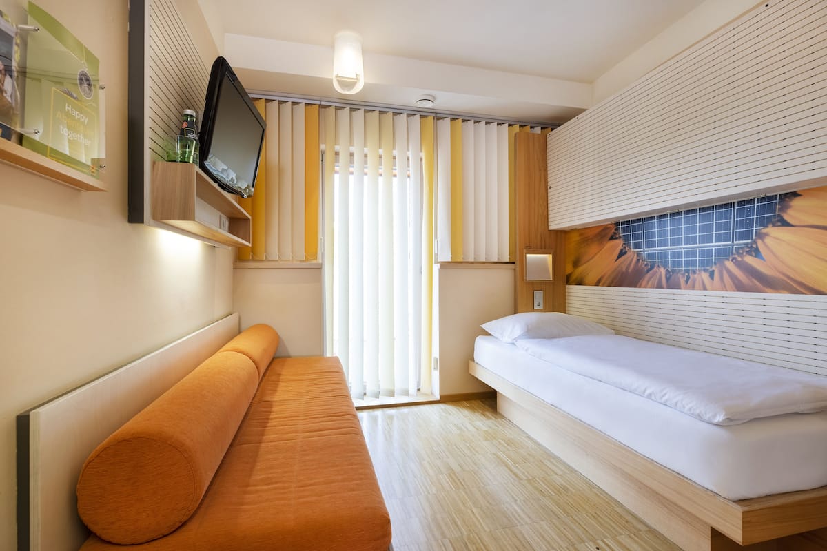 single room | in-room safe, free wifi, wheelchair access
