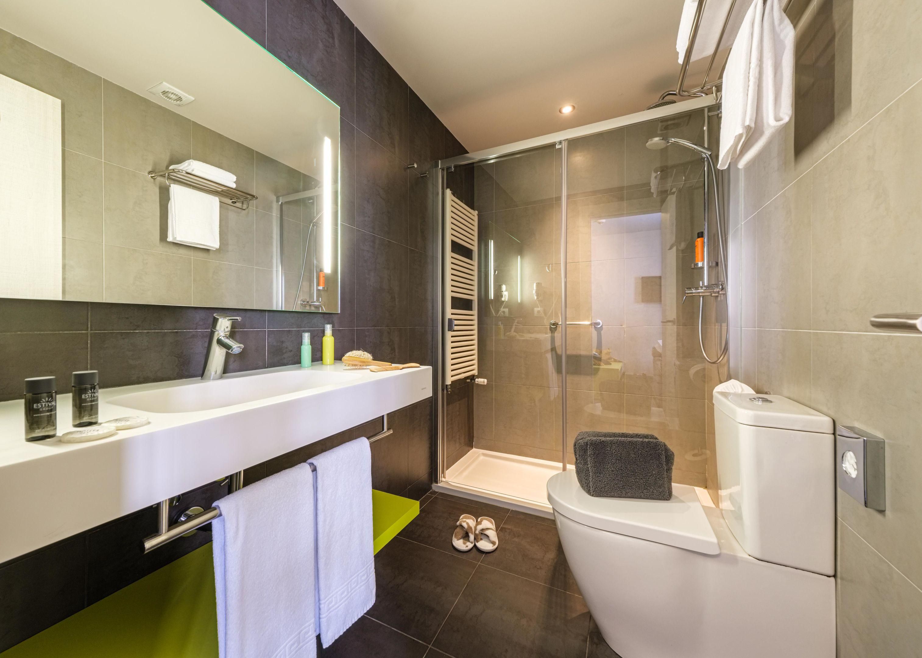 Bathtub, free toiletries, hair dryer