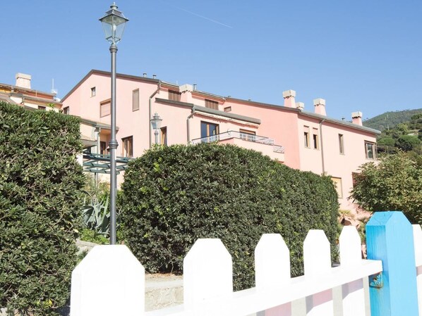 Vista frontal de la propiedad