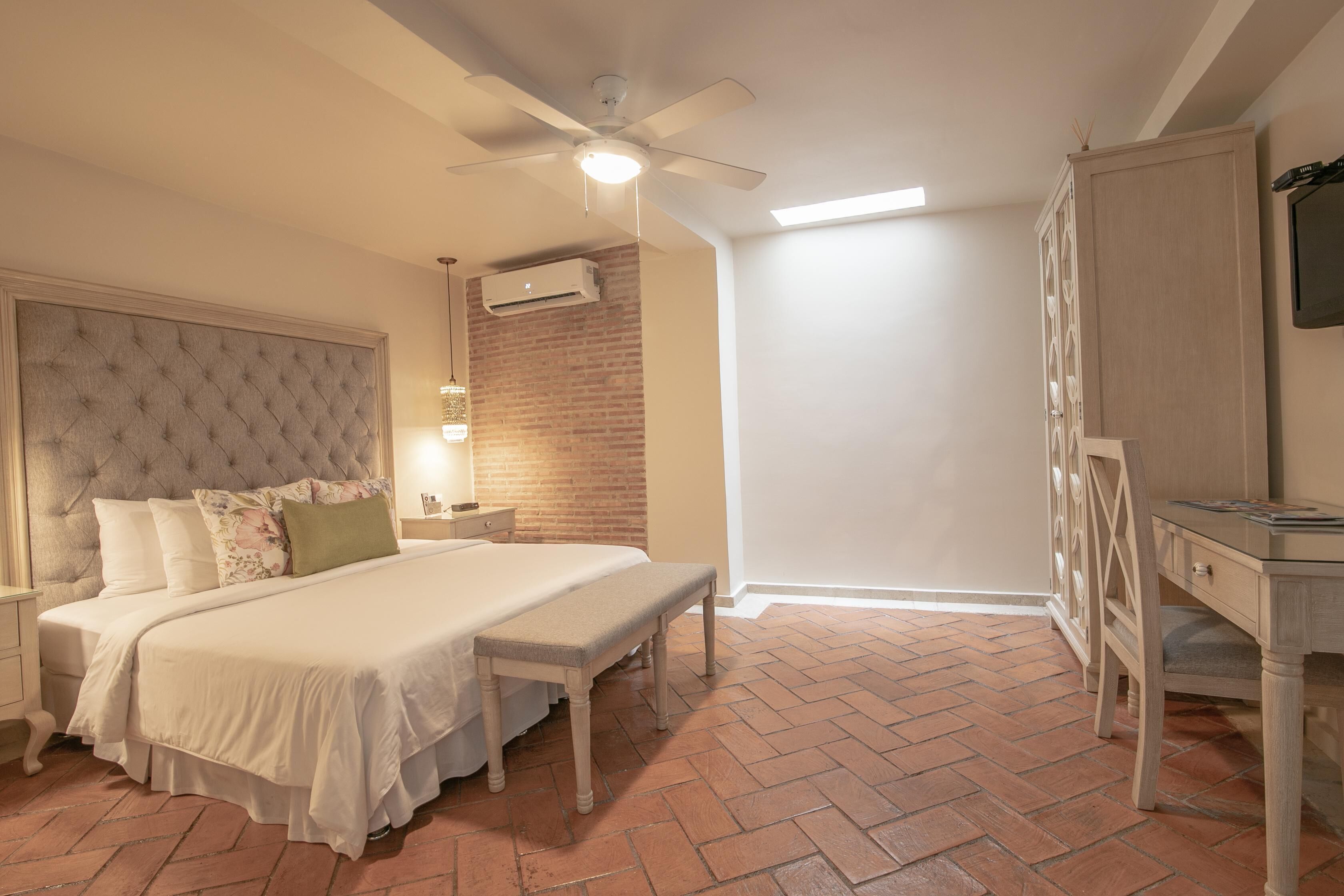Roba de llit d'alta qualitat, minibar i caixa forta a l'habitació 