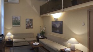 A living room with a sofa, two lamps, a coffee table, and a ceiling with floral patterns. - Residence Lagrange (Turin)