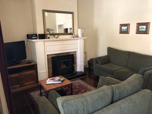 Cottage, 2 slaapkamers | Woonkamer | Een lcd-televisie, een open haard, Netflix en een iPod-dock