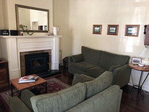 Casa de campo, 2 habitaciones | Sala de estar | Televisión LCD, chimenea, Netflix y estación para iPod
