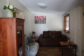 Cottage, 2 slaapkamers | Woonruimte | Een lcd-televisie, een open haard, Netflix en een iPod-dock