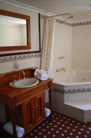 Cottage, 2 Bedrooms | Bathroom | Combined shower/tub, jetted tub, free toiletries, hair dryer