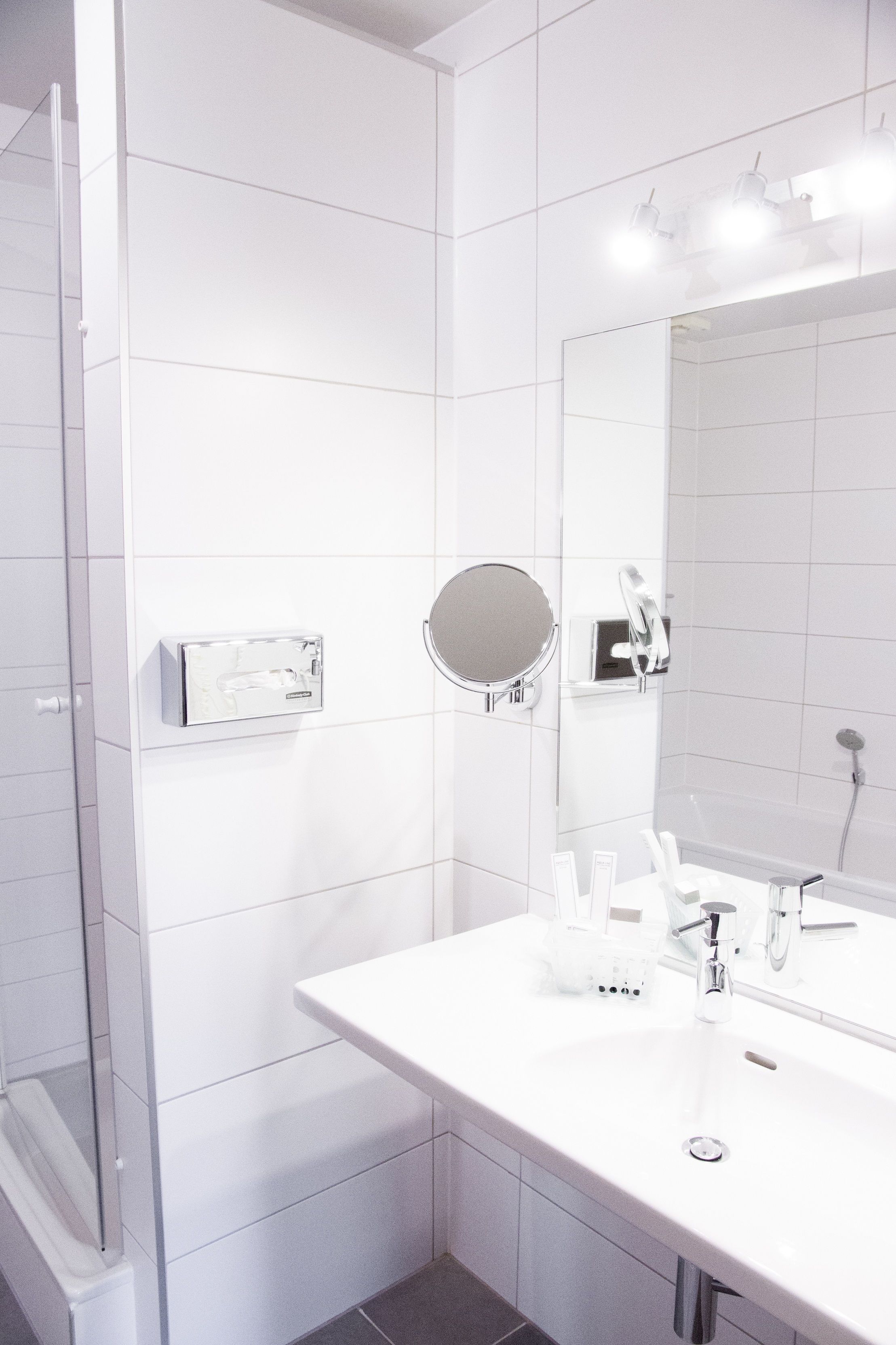 combined shower/bathtub, hair dryer, towels