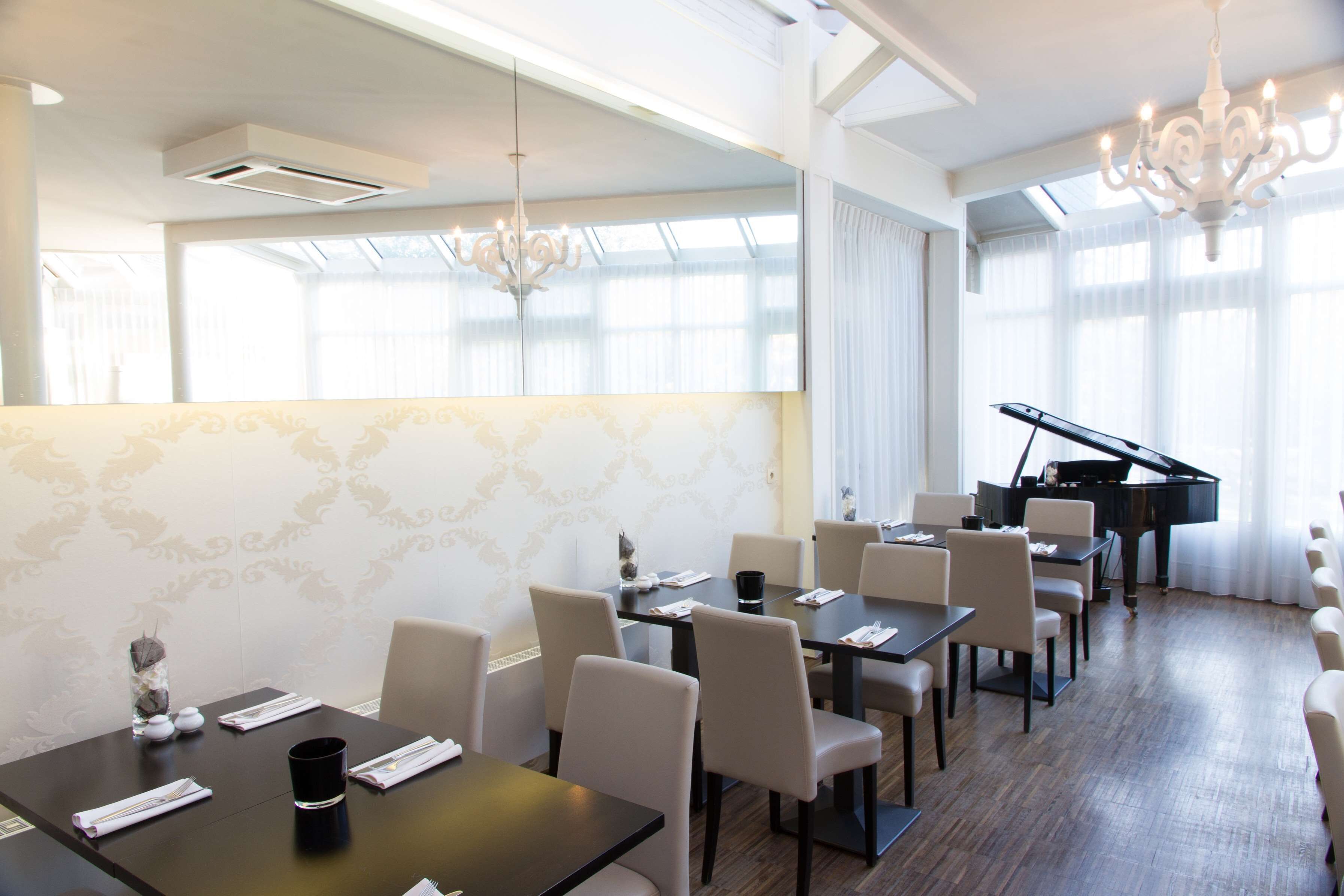 2 restaurants, breakfast, brunch served; french cuisine