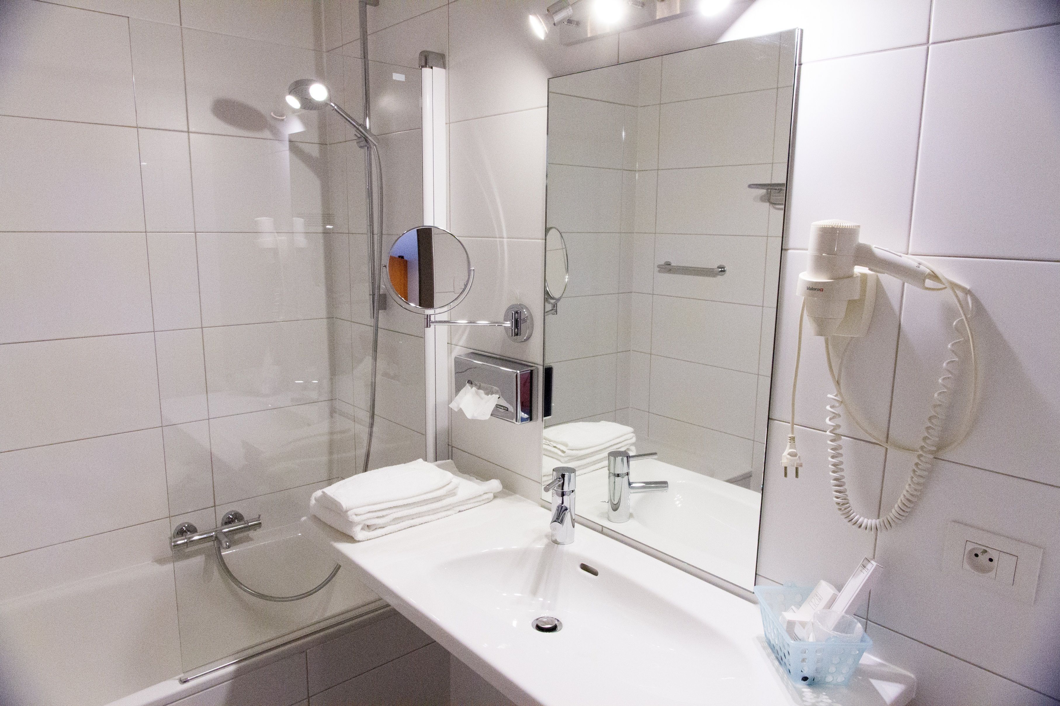 combined shower/bathtub, hair dryer, towels