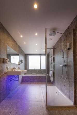 Junior-suite - balkon | Badeværelse | Miljøvenlige toiletartikler, hårtørrer, håndklæder, Sæbe