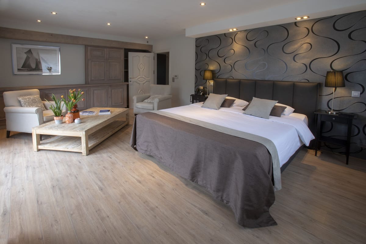 junior suite, balcony | in-room safe, desk, laptop workspace, blackout curtains