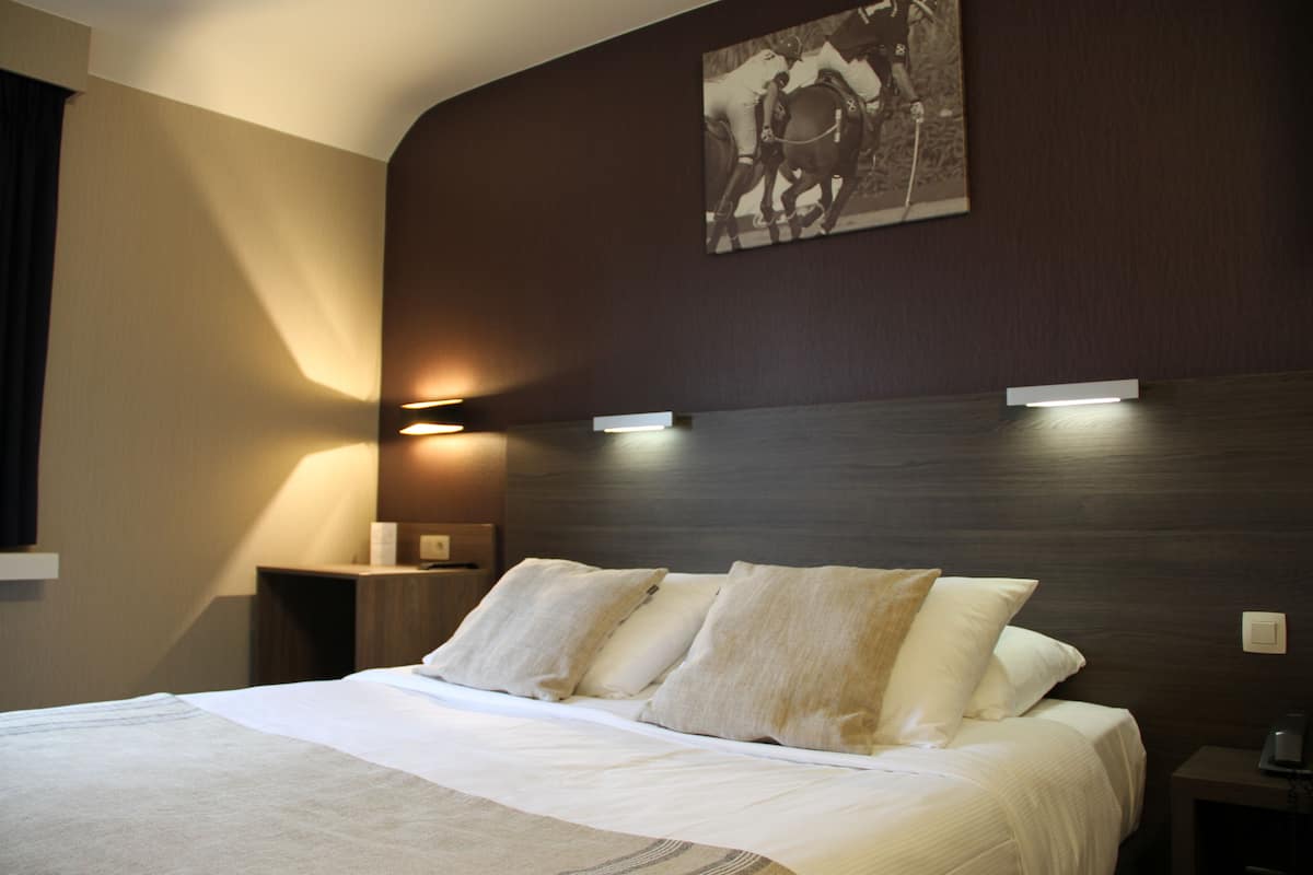 double room (small) | in-room safe, desk, laptop workspace, blackout curtains