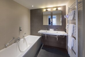Family Room | Bathroom | Eco-friendly toiletries, hair dryer, towels, soap - Auberge St. Pol (Knokke-Heist)