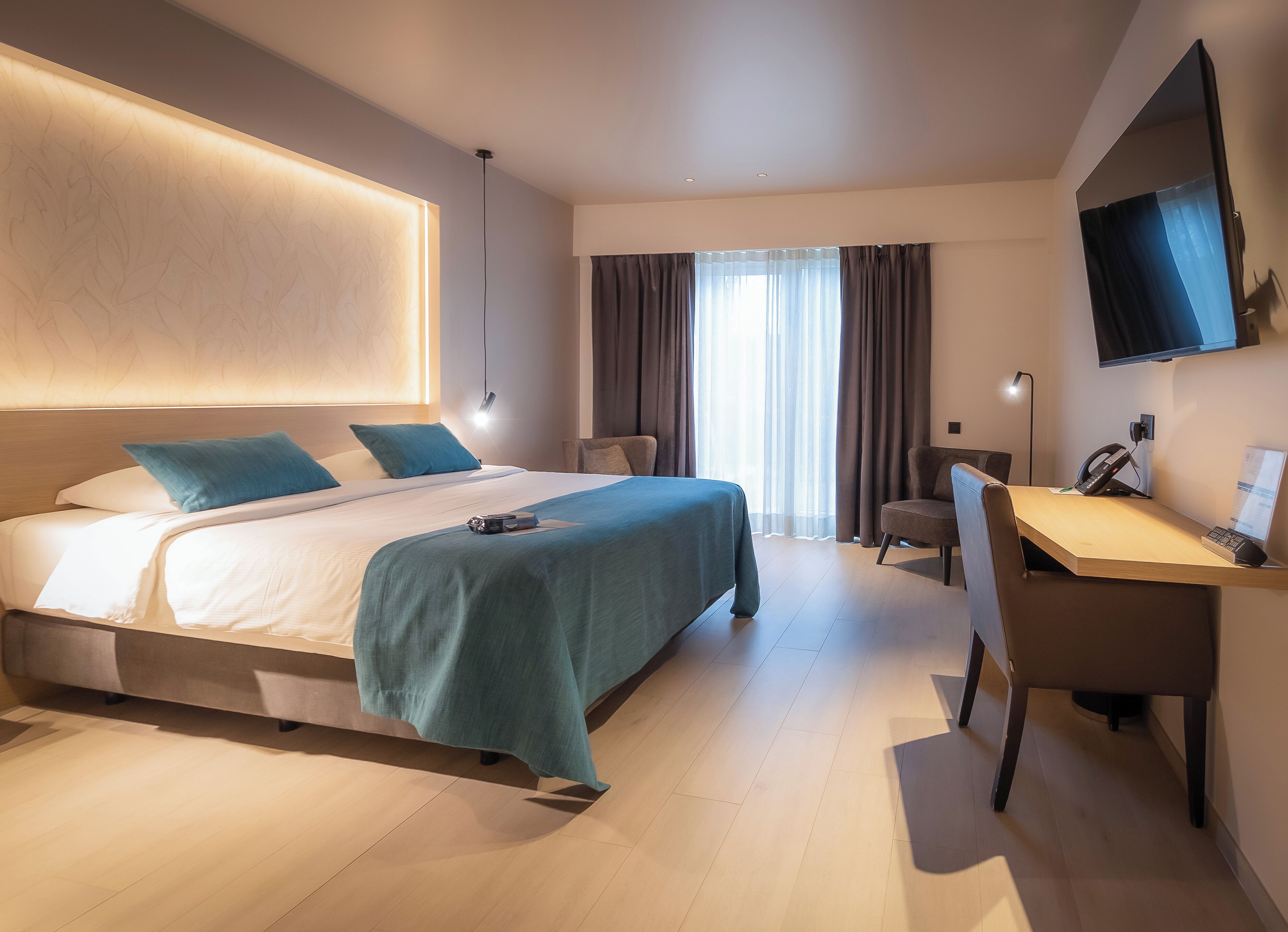 Superior-Doppelzimmer | Zimmersafe, Schreibtisch, laptopgeeigneter Arbeitsplatz