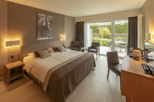 高级双人房 | 客房内保险箱、办公桌、笔记本电脑工作区、遮光窗帘