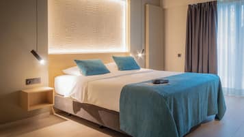 Kahden hengen superior-huone | Tallelokero huoneessa, työpöytä