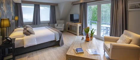 Junior suite, balkon | Een kluis op de kamer, een bureau, een laptopwerkplek