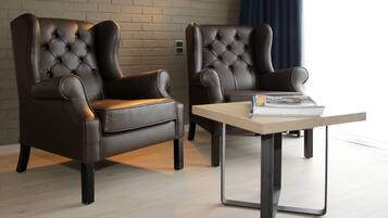 Deluxe kamer, 1 twee- of 2 eenpersoonsbedden | Zitruimte lobby