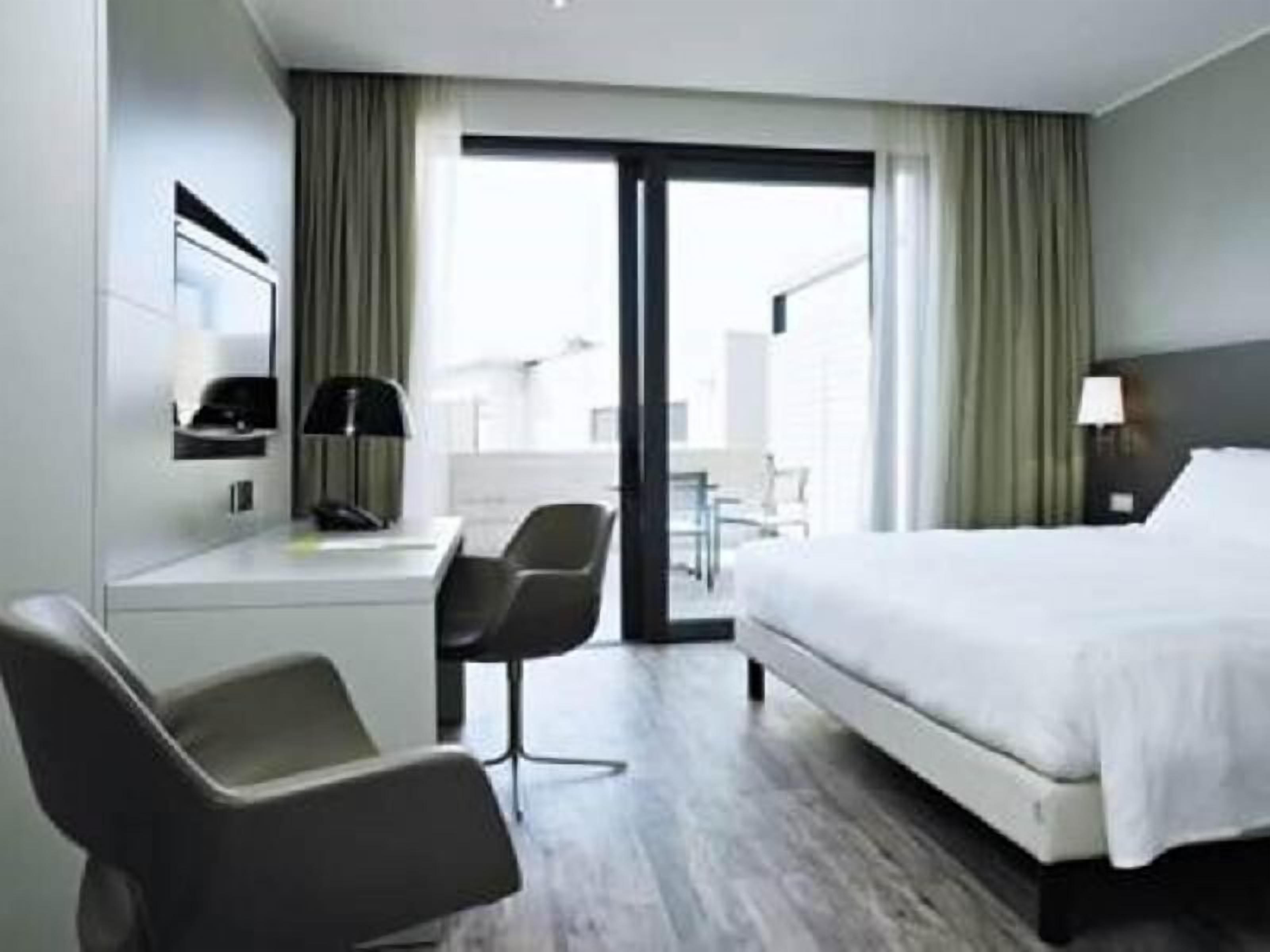 In-room safe, desk, blackout drapes, soundproofing