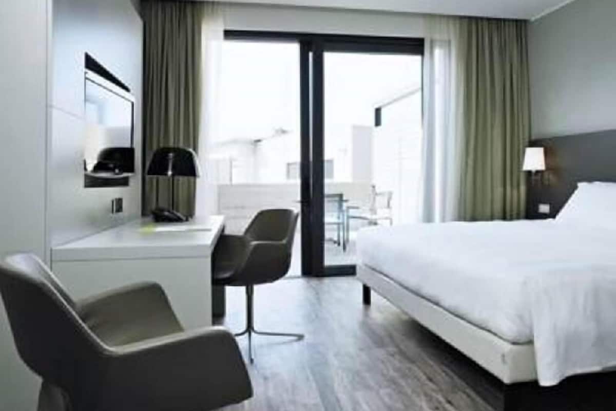 In-room safe, desk, blackout drapes, soundproofing