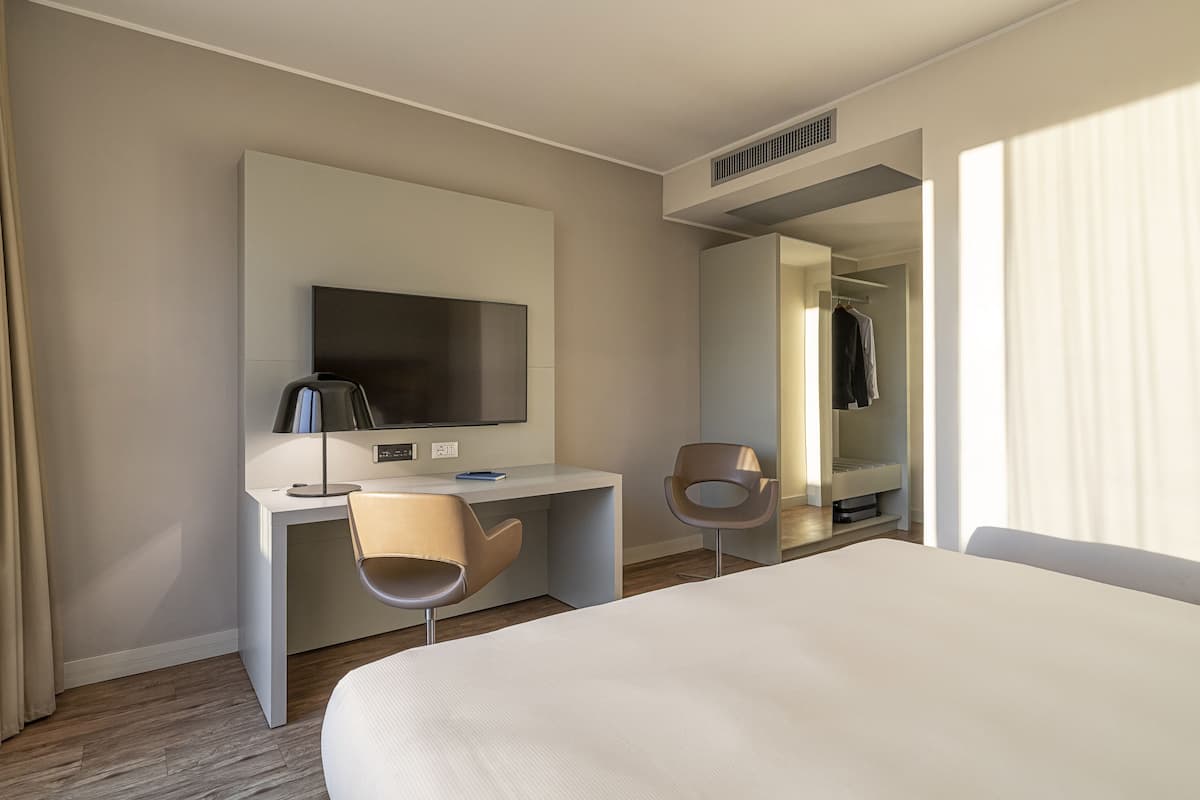 1 bedroom, in-room safe, desk, blackout curtains